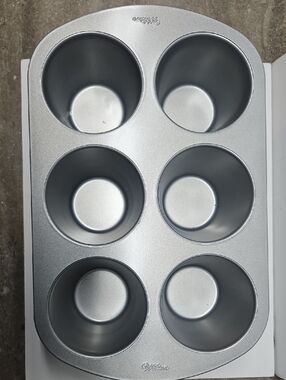Wilton Silver 6-Cup Nonstick Jumbo Muffin Pan 3" Deep
